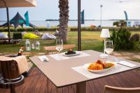 een tafel met een kom eten en twee glazen wijn bij Resort Santa Maria Hotel in Birgi Vecchi