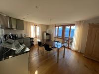 cocina con mesa y comedor con vistas en Chalet Friesli Beatenberg, en Beatenberg