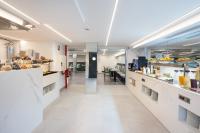 Una cocina abierta con un largo pasillo con comida. en Occidental Las Canteras, en Las Palmas de Gran Canaria