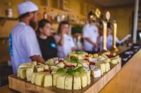 een groep mensen die rond een buffet staan bij Wake Villa in Brwinów