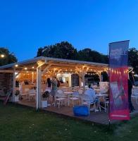 een restaurant met tafels en stoelen en een bord bij Wake Villa in Brwinów