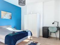 a bedroom with blue walls and a bed and a desk at Grand Appartement Central - Trois Chambres - Les Frères de la Loc&#39; in Marseille
