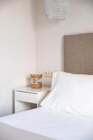 Posteľ alebo postele v izbe v ubytovaní Cos Seafront Apartments
