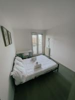 Łóżko lub łóżka w pokoju w obiekcie Appartement Proche U Arena et La Défense