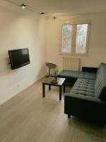 Telewizja i/lub zestaw kina domowego w obiekcie Appartement Proche U Arena et La Défense
