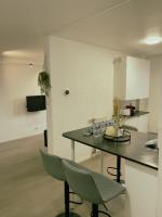 Telewizja i/lub zestaw kina domowego w obiekcie Appartement Proche U Arena et La Défense