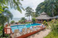 Bazén v ubytování Koh Jum Resort nebo v jeho okolí
