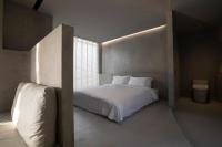 a bedroom with a white bed and a window at 山久蒔x勺光 in Yuchi