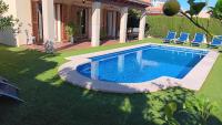 Basen w obiekcie Villa Puerto Adriano lub w pobliżu