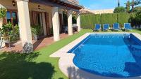 Basen w obiekcie Villa Puerto Adriano lub w pobliżu