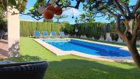 Basen w obiekcie Villa Puerto Adriano lub w pobliżu