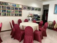 ein Besprechungsraum mit Tisch und Stühlen in der Unterkunft 星光山悦景觀民宿 in Heping