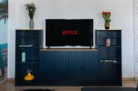 TV a/nebo společenská místnost v ubytování Zima Two Seaside