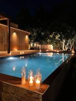 a swimming pool at night with candles and lights at Un paradis avec piscine au cœur du village in Cassis