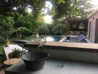 two glasses of wine on a table next to a pool at Un paradis avec piscine au cœur du village in Cassis