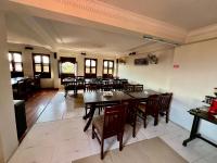 Un gran comedor con mesas y sillas. en Taleju Grand Hotel, en Bhaktapur
