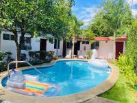 una piscina con tobogán y balsa inflable en Hostal Clary, en León