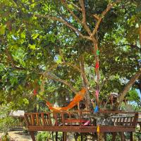 una hamaca está atada a un árbol con bombones de colores en Rommai Forest Bungalows, en Ko Lanta