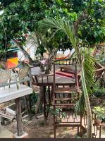 Una mesa y sillas de madera junto a un árbol. en Rommai Forest Bungalows, en Ko Lanta