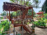 una casa en el árbol con techo de paja en Rommai Forest Bungalows, en Ko Lanta