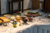 TaióにあるHOTEL TAIÓの食べ物と飲み物のビュッフェ付きテーブル