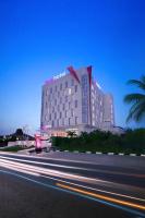 パレンバンにあるfavehotel Palembangの建物の上に看板のあるホテル