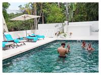 Der Swimmingpool an oder in der Nähe von Ampha Place Hotel