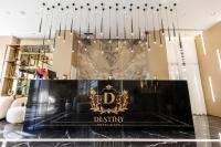 una lámpara de araña en el vestíbulo de una tienda de lujo en Destiny Hotel &amp; SPA, en Tirana