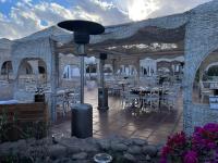 un patio con tavoli e sedie in un edificio di Elisir SPA & Hotel at Sheikh coast a Sharm El Sheikh