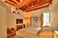 A television and/or entertainment centre at Giulia Luxury Suite