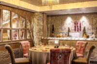 クールシュヴェルにあるLe Lanaのテーブルと椅子のあるダイニングルーム