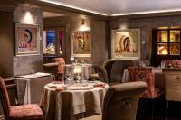 クールシュヴェルにあるLe Lanaの部屋にテーブルと椅子があるレストラン