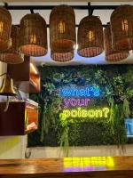 uma placa que indica qual é a sua posição sob as luzes em UNWND Boutique Hotel Camiguin em Mambajao