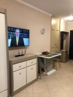 TV a/nebo společenská místnost v ubytování Private Studio Sunny Beach- Cascadas