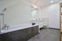 Salle de bains dans l&#39;&eacute;tablissement 3 bedroom apartment with balcony