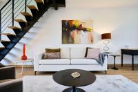 - un salon avec un canapé blanc et un escalier dans l&#39;établissement 3 bedroom apartment with balcony, à Marcq-en-Barœul