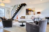 - un salon avec un canapé et un escalier dans l&#39;établissement 3 bedroom apartment with balcony, à Marcq-en-Barœul