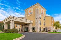 un hotel exterior con un coche aparcado delante en Comfort Suites Hudson I-94, en Hudson