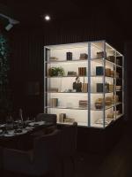 ヴィリニュスにあるアンバートン キャシードラル スクエア ホテル ビリニュスの本が並んだ大きな本棚のあるダイニングルーム