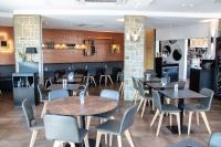 En restaurant eller et andet spisested på Clara's & Lili's Place by Le Jacquemart