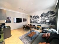 Telewizja i/lub zestaw kina domowego w obiekcie 141 - Urban Beautiful Flat near Champs-Elysees