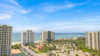 Blick auf eine Stadt mit hohen Gebäuden und das Meer in der Unterkunft St Lucia 1204 a Luxury Condo with Gulf Views in Destin