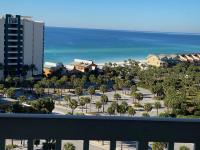 Vom Balkon eines Resorts genießen Sie Strandblick. in der Unterkunft St Lucia 1204 a Luxury Condo with Gulf Views in Destin