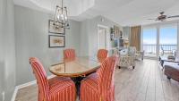 ein Esszimmer mit einem Glastisch und Stühlen in der Unterkunft St Lucia 1204 a Luxury Condo with Gulf Views in Destin