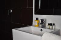 ein Waschbecken mit Seife und einem Spiegel in der Unterkunft MAS MLS in Saintes-Maries-de-la-Mer