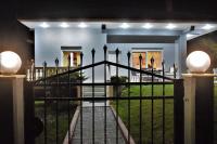 A garden outside Deppy's House κοντά στα λουτρά Πόζαρ