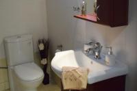 A bathroom at Deppy's House κοντά στα λουτρά Πόζαρ