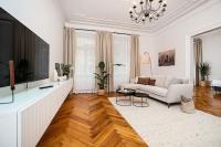 TV a/nebo společenská místnost v ubytování Luxurious two-bedroom in the Old Town