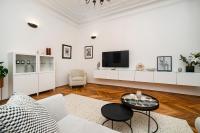 TV a/nebo společenská místnost v ubytování Luxurious two-bedroom in the Old Town