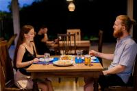 Un hombre y una mujer sentados en una mesa en Serene Park Hotel By Ark, en Tissamaharama